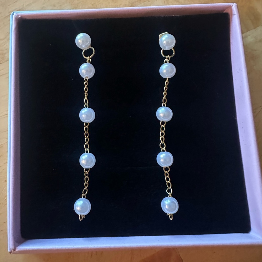 Elegant Gold and White Pearl Drop Earrings 💛